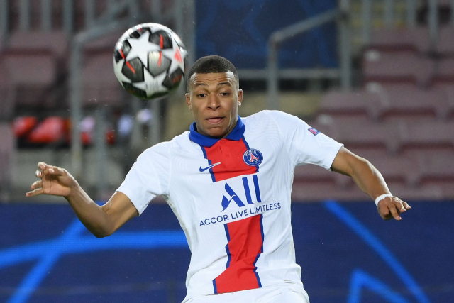 17일 스페인 바르셀로나 FC 홈 경기장에서 열린 UEFA 챔피언스리그 16강 1차전. 파리 생제르맹의 음바페가 공을 다루고 있다. 그는 흠잡을 데 없는 기량으로 바르셀로나 격침의 선봉에 섰다. AFP연합뉴스