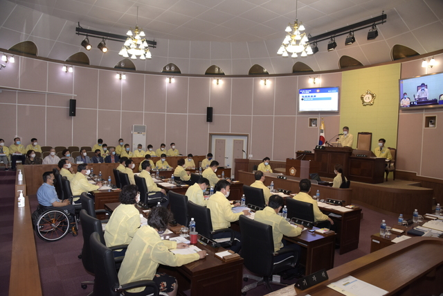 부울경 9개 기초의회가 가덕신공항 특별법 통과와 조기 착공을 위한 순회 정책토론회를 열기로 하고, 18일 첫 토론회를 거제에서 연다. 사진은 지난 4일 ‘가덕도 신공항 건설 촉진 특별법 제정 촉구 건의안’을 채택한 거제시의회 본회의. 부산일보DB