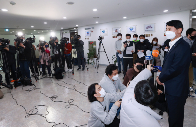 신무철 한국배구연맹(KOVO) 사무총장이 16일 오후 서울 마포구 한국배구연맹에서 '학교폭력 근절을 위한 비상대책위원회' 회의를 마친 뒤 결과 브리핑을 하고 있다. 연합뉴스
