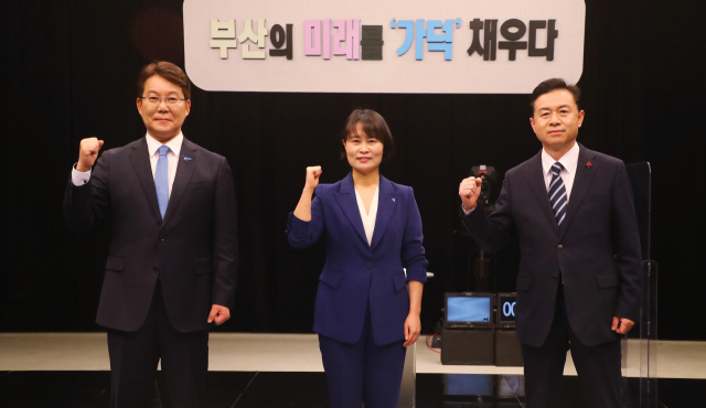 17일 KNN에서 진행된 민주당 부산시장 예비후보 첫 방송 토론회에서 변성완, 박인영, 김영춘(왼쪽부터) 후보가 토론에 앞서 선전을 다짐하는 포토타임을 갖고 있다. 정종회 기자 jjh@