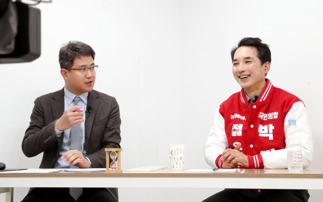 박민식 국민의힘 부산시장 예비후보가 17일 부산일보사 스튜디오에서 이현우 <부산일보> 정치부장의 질의에 답하고 있다. 강원태 기자 wkang@