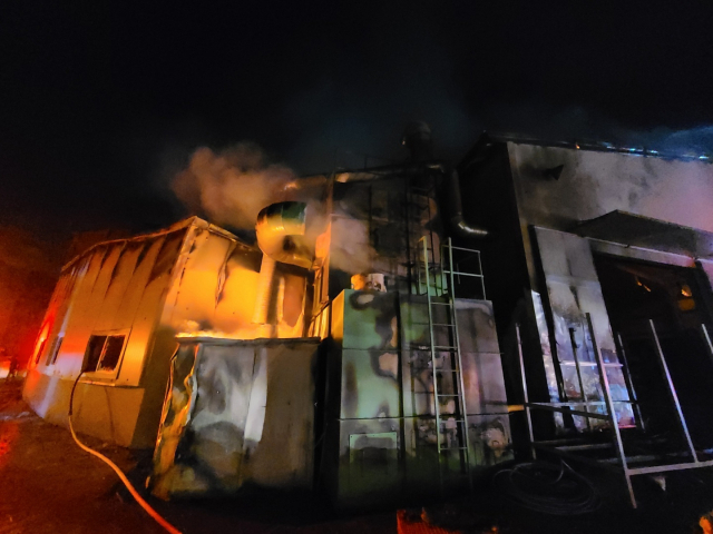 18일 오후 7시 22분께 경남 김해시 한림면 문 제조업체인 S기업 공장에서 불이 났다. 경남소방본부 제공