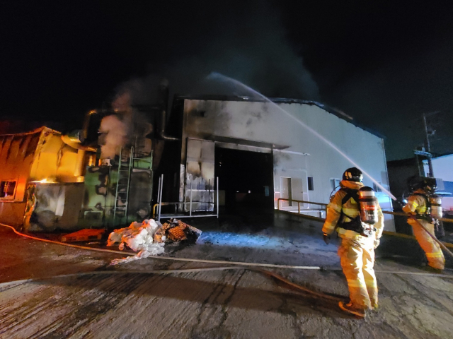 18일 오후 7시 22분께 경남 김해시 한림면 문 제조업체인 S기업 공장에서 불이 났다. 사진은 소방대원들이 화재진압을 하고 있는 모습. 경남소방본부 제공