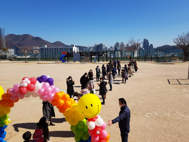 졸업식 후 좌성초등 졸업생·재학생들이 풍선으로 만들어진 아치문을 통과하자 교직원과 학부모가 박수를 치며 격려하고 있다. 황석하 기자