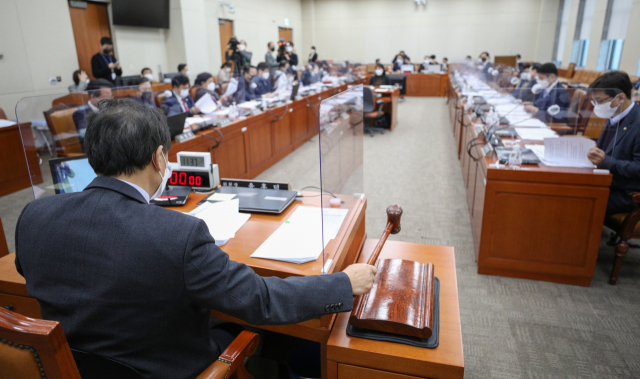 19일 국회에서 열린 기획재정위원회 전체회의에서 윤후덕 기재위원장이 의사봉을 두드리고 있다. 연합뉴스