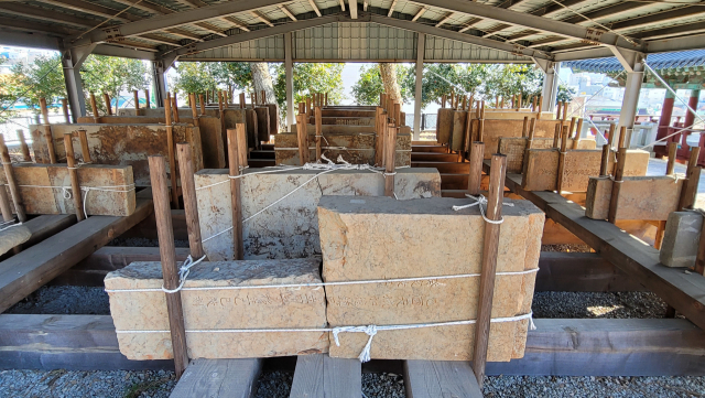 2014년 10월 옛 통제사길 추정지에서 발굴된 통제사 사적비 24기. 발굴 후 삼도수군통제영 복원지에 옮겨졌지만, 뙤약볕과 비바람을 막아줄 보호막도 없이 1년 넘게 방치되다 잇따른 훼손 지적에 겨우 지붕을 얹었다. 독자 제공