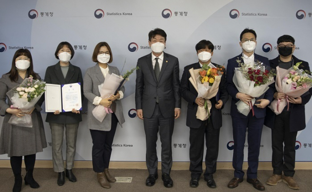 통계청은 국민 중심의 통계생산과 서비스 확대에 기여한 2020년 4분기 적극행정 우수공무원(4명)과 우수부서(1개)를 선정해 포상했다.(왼쪽에서 4번째가 류근관 통계청장) 통계청 제공
