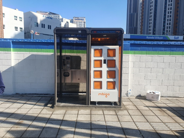 부산 남구 대연동 부경대 인근에 설치된 ‘전기이륜차 공유 배터리 스테이션’. 공중전화 부스를 개조한 배터리 교환소 중 국내 최초로 운영에 들어간 곳이다. KT링커스 제공