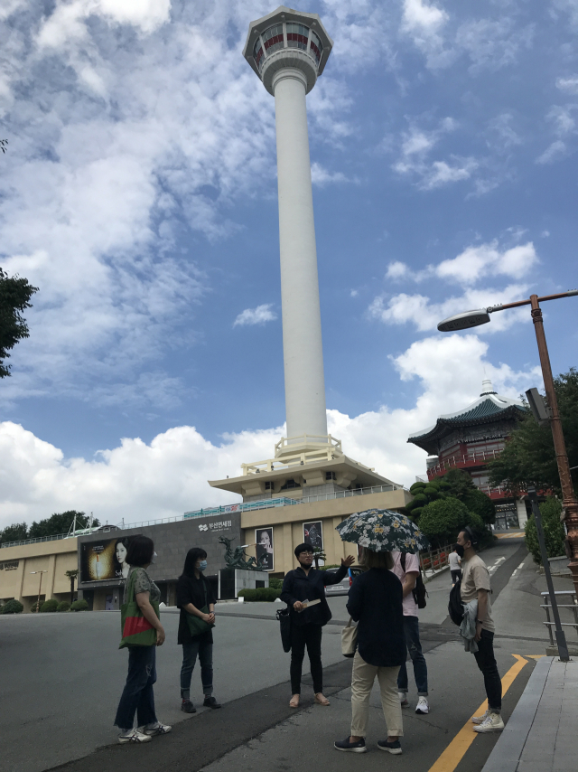 예술가의 산책길 만들기에 참여한 '예술마실' 작가들이 중구 문화해설사와 함께 원도심을 돌아보고 있다. 예술마실 팀 제공