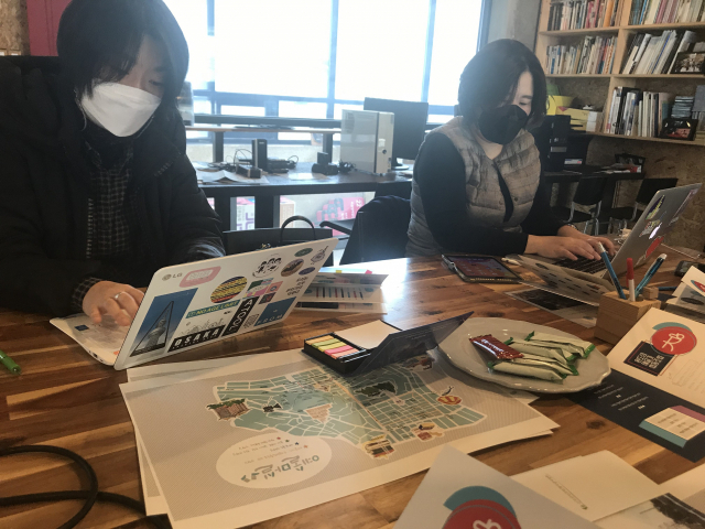 원도심 예술가들이 산책길 지도 '예술마실'을 만드는 작업을 하고 있다. 예술마실 팀 제공