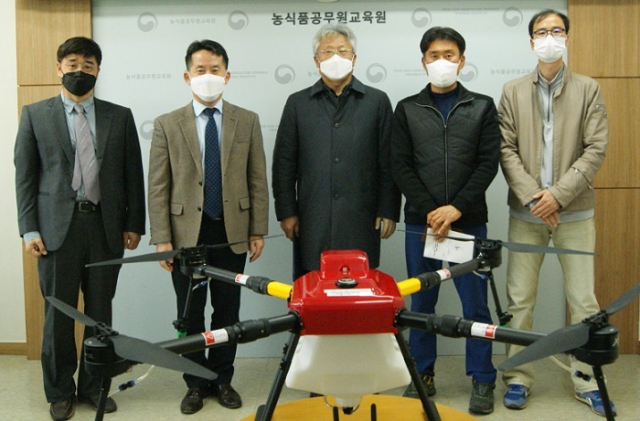 농식품공무원교육원은 사단법인 우리기술진흥법인(초경량무인비행교육원)과 농업용 드론 전문 인력 양성을 위한 업무협약을 22일 체결했다. 농식품공무원교육원 제공