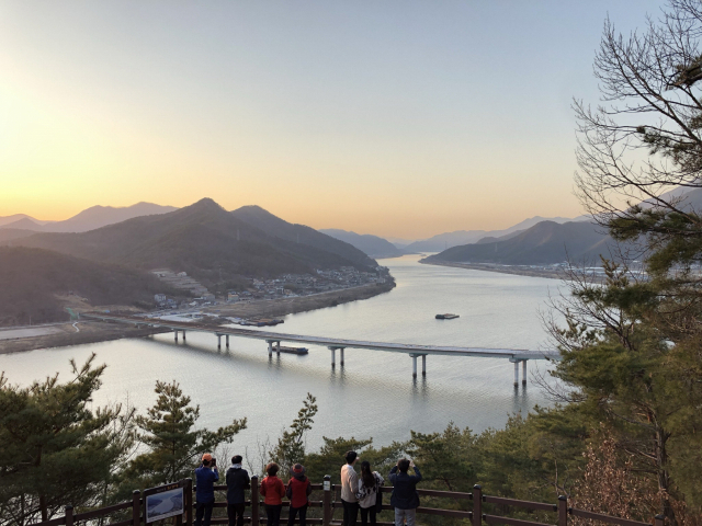 임경대에서 바라본 낙동강의 낙조.