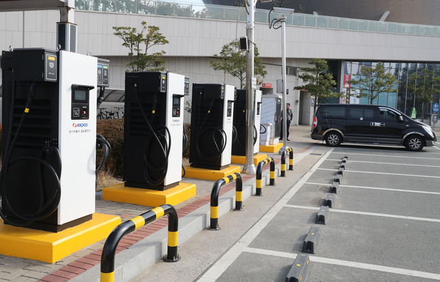 부산시 전기자동차 구입 보조금 지원이 법인과 기관에 편중됐다는 지적이 나오고 있다. 부산 영도구 국립해양박물관 전기차 충전소. 부산일보DB