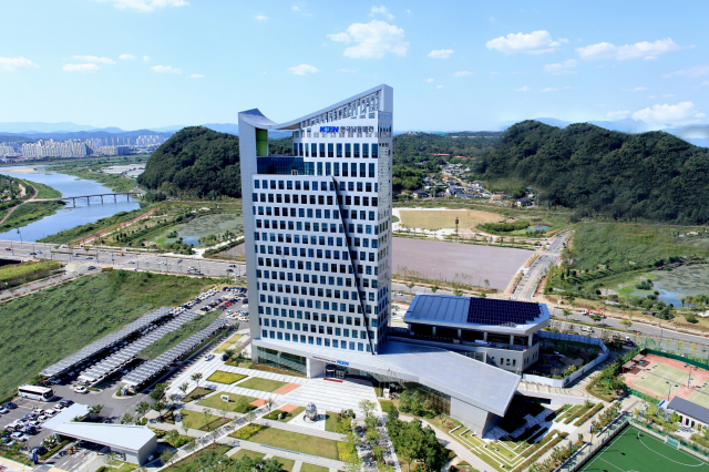 경남진주혁신도시에 있는 한국남동발전(주) 본사 전경