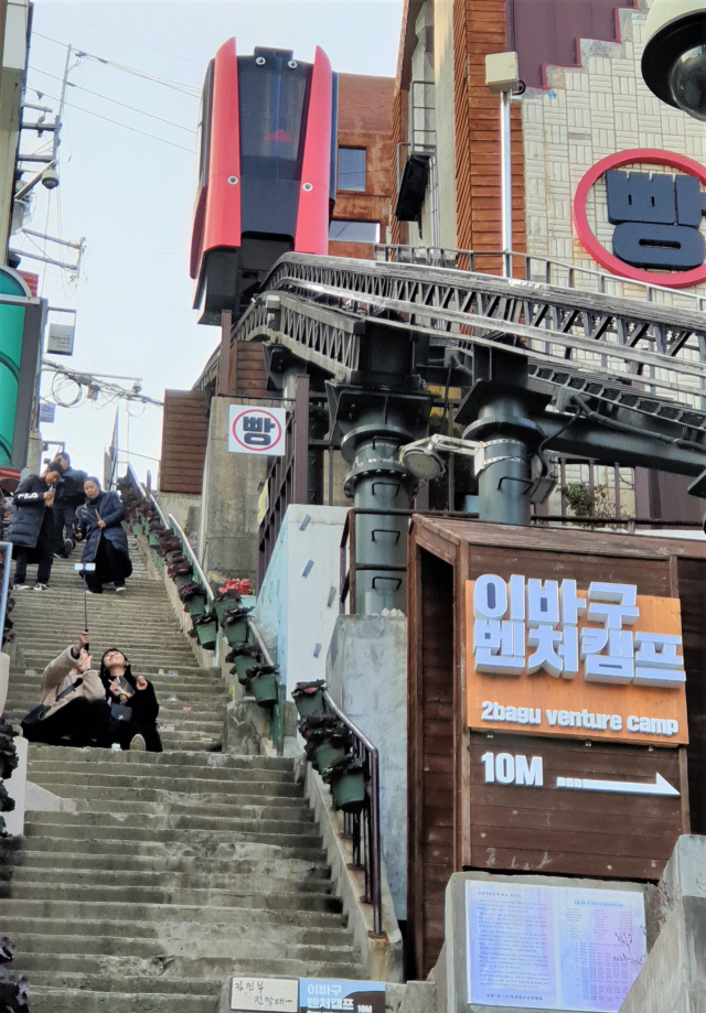 부산 동구 초량동 ‘초량 이바구길’ 168계단 옆 모노레일. 부산일보DB