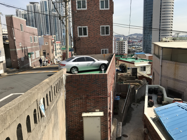 부산 동구 수정1동 한 작은 주택의 소형 옥상 주차장. 강병균 논설위원