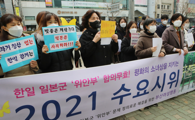 24일 부산 동구 일본영사관 앞 평화의소녀상에서 열린 ‘일본군 위안부 문제 해결을 위한 62차 부산 수요시위’에서 참가자들이 일본군 ‘위안부’ 피해자를 매춘부라고 주장한 램지어 미국 하버드대 교수를 비판하는 발언을 하고 있다. 강선배 기자 ksun@