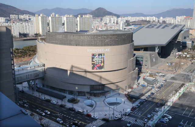 마세라티 ‘르반떼’를 전시할 신세계백화점 부산 센텀시티점 전경.부산일보 DB