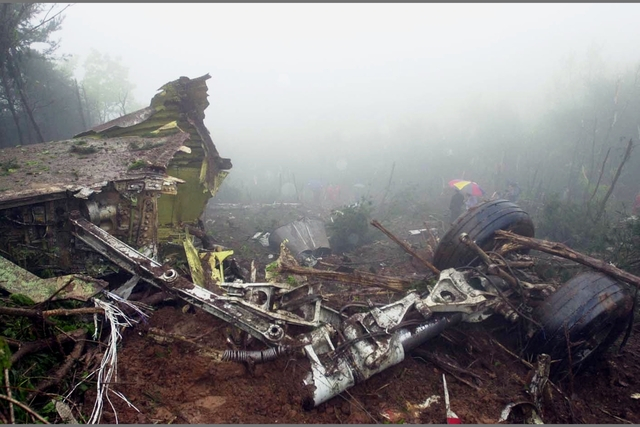 2002년 4월 15일 경남 김해시 지내동 돗대산 중국국제항공(에어차이나) 여객기 추락사고 현장. 부산일보DB