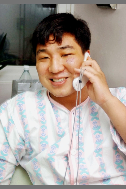 가덕신공항 특별법 통과 후 2002년 사고를 떠올린 돗대산 민항기 참사 생존자 설익수(43) 씨. 사진은 사고 당시 구조 이후 병원에 입원 중인 모습. 부산일보 DB