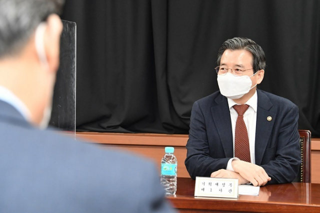 김용범 기획재정부 1차관이 26일 서울 광화문 정부서울청사에서 열린 '주요 농축산물 가공식품 가격 안정 관계기관 회의'에서 발언하고 있다. 기재부 제공