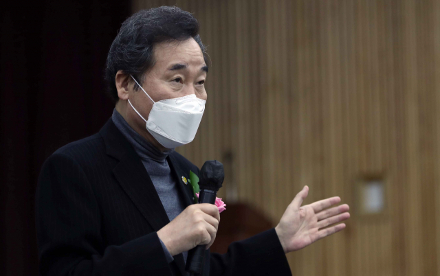 이낙연 더불어민주당 대표가 27일 경남 김해시 김해 중소기업비즈니스센터 대회의실에서 열린 '소상공인 온·오프라인 대담'에 참석해 인사말하고 있다. 연합뉴스