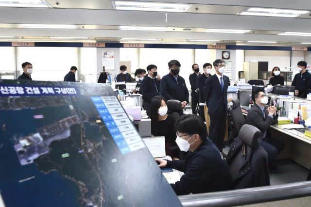 가덕특별법 통과 시청 환호. 부산시 제공