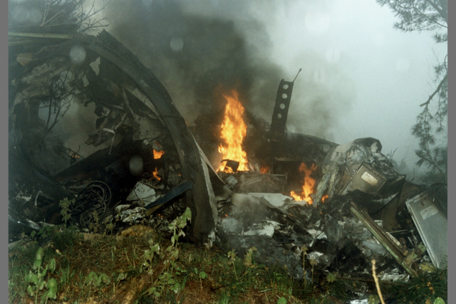 2002년 4월 15일 김해 돗대산 여객기 추락사고 현장. 부산일보DB