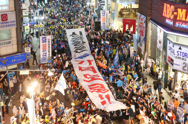 2016년 6월 14일 부산 광복로에서 열린 ‘가덕신공항 유치, 범시민 궐기대회’ 모습. 부산일보DB