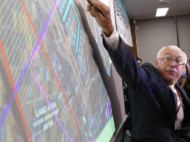 2016년 6월 21일 ADPi 장 마리 슈발리에 수석 엔지니어가 김해신공항에 대해 설명하고 있다. 부산일보DB