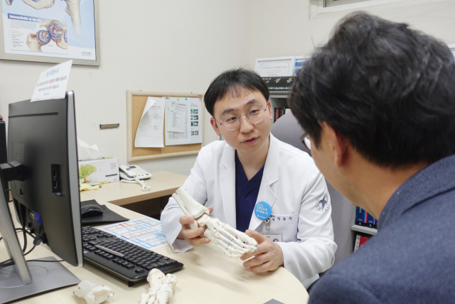 구포성심병원 정형외과 정동우 족부센터장이 환자와 상담하고 있다. 구포성심병원 제공