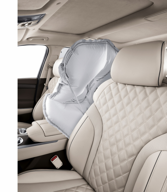 최근 ‘골프 황제’ 타이거 우즈의 자동차(제네시스 GV80) 전복 사고로 차량 내 에어백에 대한 관심이 높아지고 있다. 위부터 제네시스 GV80 외관, 센터 사이드 에어백 전개 모습, 에어백 팽창 모습. 현대차 제공