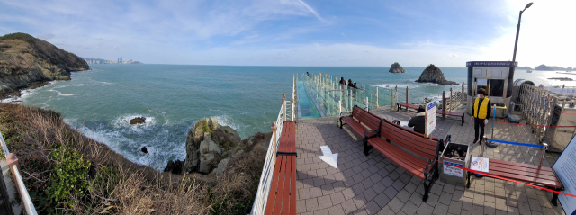 부산 남구에 위치한 오륙도 스카이워크. 문화재청 현상변경 승인으로 내년초 스카이워크 길이가 2배가량 길어진 예정이다. 부산일보 DB