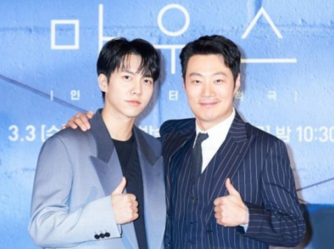 배우 이승기(왼쪽)와 이희준이 tvN 새 드라마 ‘마우스’ 제작발표회에 참석해 포즈를 취하고 있다. tvN 제공