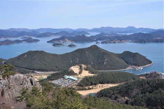 미륵산 전망대에서 내려다본 시원한 남해 풍경. 아주 맑은 날에는 일본 대마도까지 보인다.