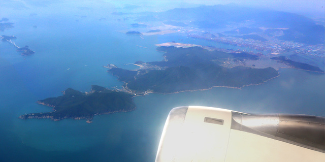 비행기에서 바라본 부산 강서구 가덕신공항 예정부지와 부산 신항 일대 전경. 부산일보DB