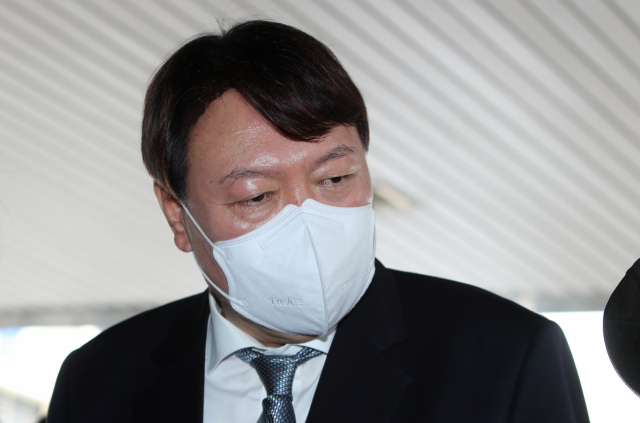 윤석열 검찰총장이 3일 오후 직원과의 간담회를 위해 대구고검과 지검을 방문한 자리에서 취재진의 질문에 답하고 있다. 연합뉴스