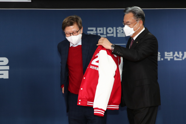 박형준 부산시장 후보가 국민의힘 당 점퍼를 입고 있다. 부산일보DB