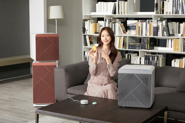 삼성전자 모델이 경기도 수원 삼성전자 디지털시티 프리미엄하우스에서 삼성 공기청정기 ‘비스포크 큐브 에어’와 카카오엔터프라이즈 스마트 스피커 ‘미니헥사’, ‘미니링크’를 소개하고 있다.삼성전자 제공
