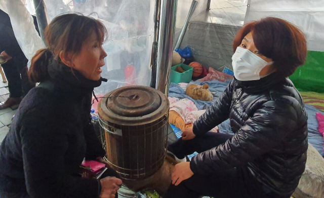 팅커벨 프로젝트 공식 카페에 올라온 한정애 장관의 모습. 배우 이용녀를 위로하고 있다.