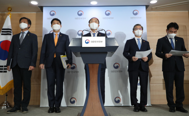 홍남기 경제부총리 겸 기획재정부 장관이 7일 오전 정부서울청사에서 열린 부동산관계장관회의를 마치고 '부동산 관련 국민께 드리는 말씀'을 발표하고 있다. 왼쪽부터 김대지 국세청장, 구윤철 국무조정실장, 홍남기 부총리, 변창흠 국토교통부 장관, 이재영 행정안전부 차관. 연합뉴스