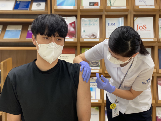 좋은삼선병원이 직원 대상으로 코로나19 백신 접종을 시작했다. 좋은삼선병원 제공