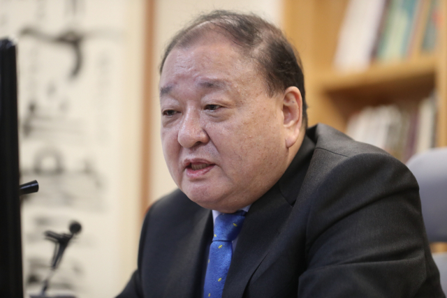 지난 1월 열린 온라인 기자간담회에서 취재진 질문에 답하고 있는 강창일 주일대사. 연합뉴스