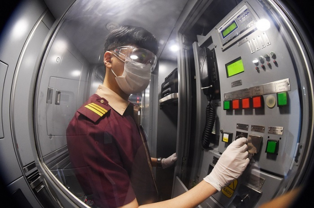 SRT 개통부터 앱을 이용한 승무원 호출 등 새로운 고속열차 서비스를 선보였던 SR이 코로나19 확산 방지를 위해 비대면 서비스를 대폭 강화하고 있다고 밝혔다. 사진은 검표업무 등 대면 서비스가 간소화된 객실장이 코로나19 예방법을 방송으로 안내하는 모습. SR 제공