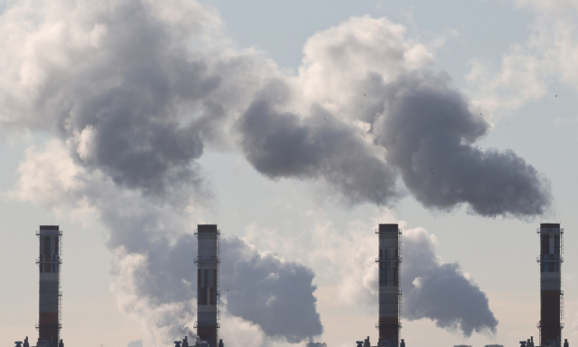 발전 공기업들이 운영하는 일부 석탄화력·액화천연가스(LNG) 발전소가 향후 5년간 5000t이 넘는 오염물질을 초과 배출할 것으로 전망됐다. 한 복합화력발전소 굴뚝에서 연기가 뿜어져 나오고 있다. 부산일보DB