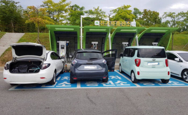 국내·외산 전기차가 저온 시 주행거리가 최소 9.8%에서 최대 39.5% 떨어짐에도 제조판매사들은 이에 대한 경고 등 소비자들을 위한 적절한 조치를 취하지 않고 있는 것으로 드러났다. 사진은 진주시 전기차량 충전소 모습. 부산일보DB