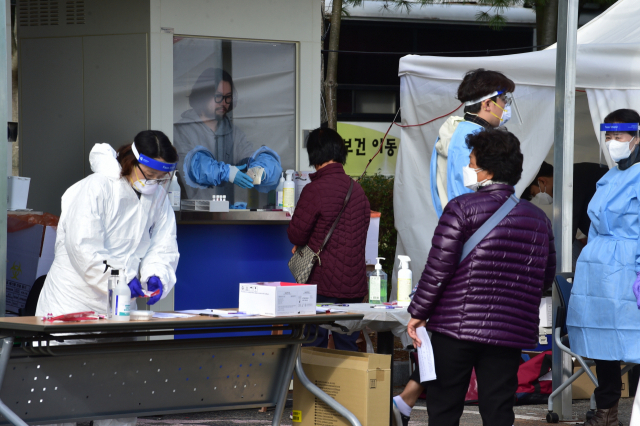 진주시 보건소 선별진료소에서 코로나 19 검사를 하는 행렬. 진주시 제공