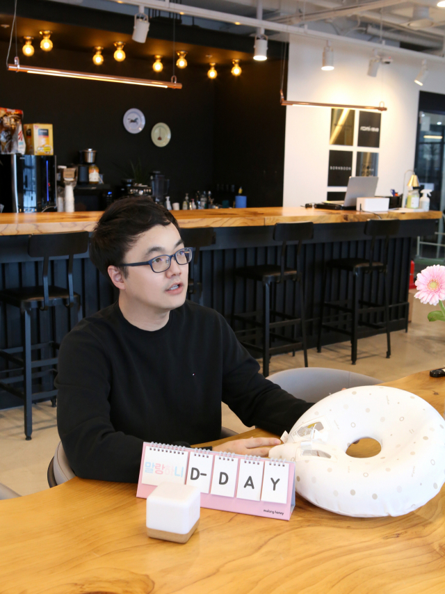 말랑하니(주) 박성준 대표가 부산 센텀 본사에서 인기 제품 설명을 하고 있다.