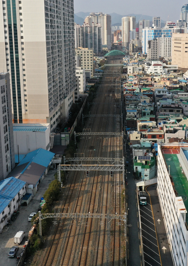 ‘부산 대개조’의 핵심 프로젝트인 ‘경부선 지하화’가 한국형 지역균형뉴딜 사업으로 본격 추진된다. 부산 동구 일대 도심을 가로지르는 경부선 철로. 김경현 기자 view@