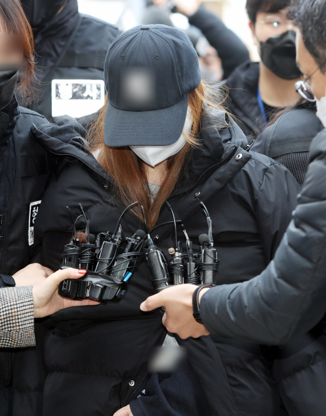 경북 구미서 숨진 3세 여아의 친모로 밝혀진 외할머니가 구속 전 피의자 심문(영장실질심사)을 받기 위해 법원으로 들어가고 있다. 연합뉴스